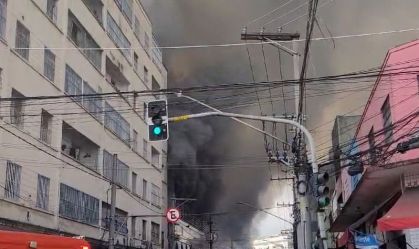 "Fogo pode fazer com que edificação colapse", diz bombeiro sobre incêndio em SP