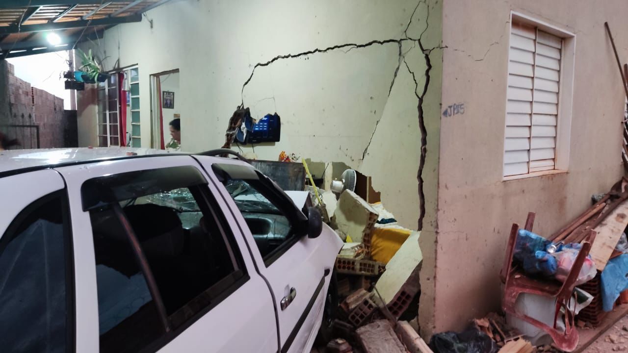 Parede da casa ficou destruída após impacto
