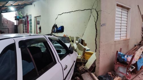 Parede da casa ficou destruída após impacto