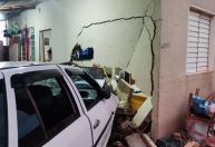 Carro desgovernado atinge parede de residência e moradora fica ferida em MG