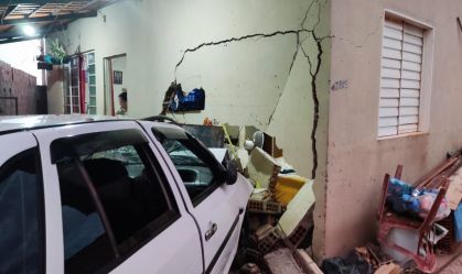 Parede da casa ficou destruída após impacto