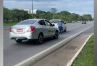 Vídeo: homem é atropelado enquanto empurrava carro em via movimentada