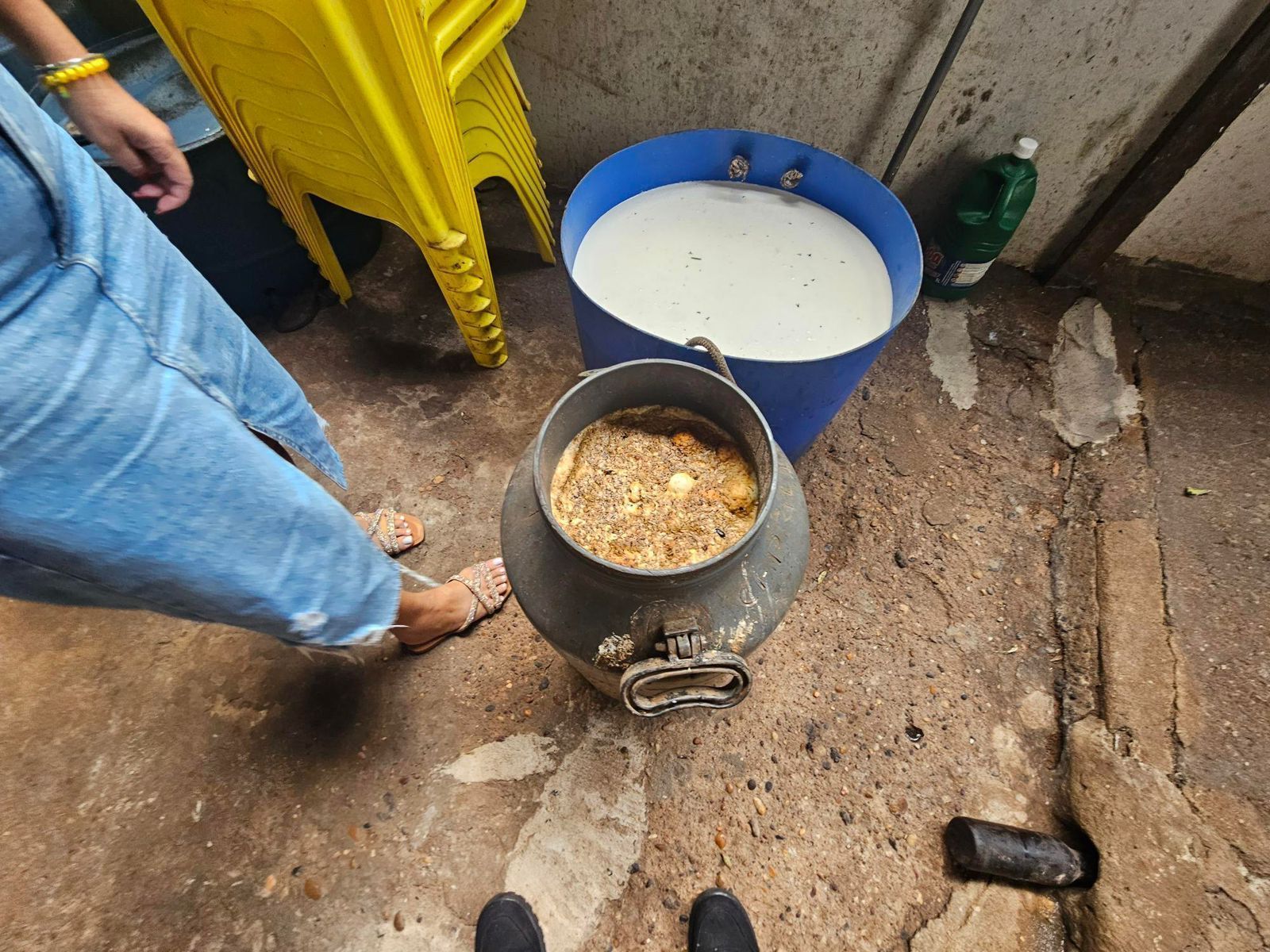 Produtos apreendidos em mercearia que foi interditada no interior de Minas Gerais