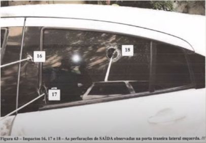 Caso Marielle: marcas de tiro no vidro lateral do veículo que levava a vereadora do PSOL e o motorista Anderson Gomes