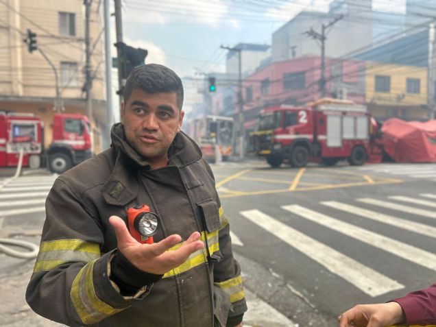 Capitão Maycon Cristo, porta-voz do Corpo de Bombeiros, em frente ao Shopping 25, no Centro de São Paulo. • CNN