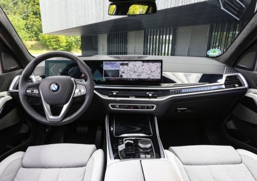 Interior do BMW X5 eletrificado • Divulgação