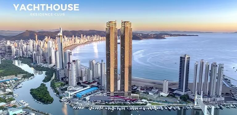 Yachthouse, localizado em Balneário Camboriú, Santa Catarina, é o maior edifícil residencial da América Latina • Divulgação