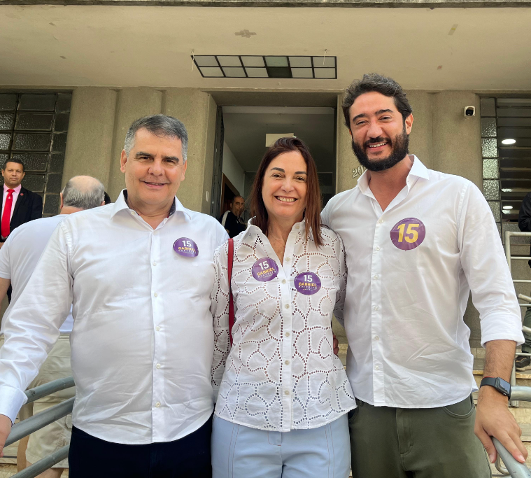 Gabriel Azevedo, candidato a prefeito de BH pelo MDB, acompanhando o vice-prefeito Paulo Brant para votação • Reprodução