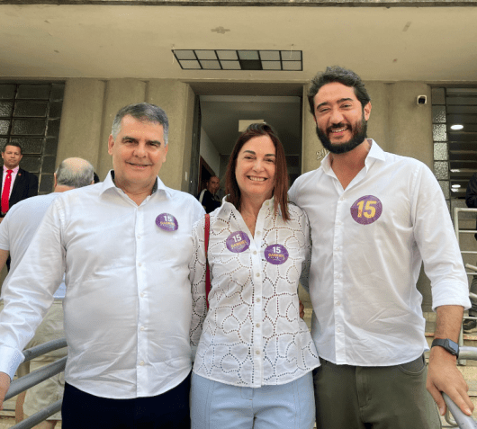 Gabriel Azevedo, candidato a prefeito de BH pelo MDB, acompanhando o vice-prefeito Paulo Brant para votação • Reprodução
