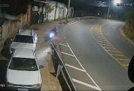 Vídeo: mulheres são arremessadas de motocicleta após colisão em MG