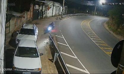 Vídeo: mulheres são arremessadas de motocicleta após colisão em MG