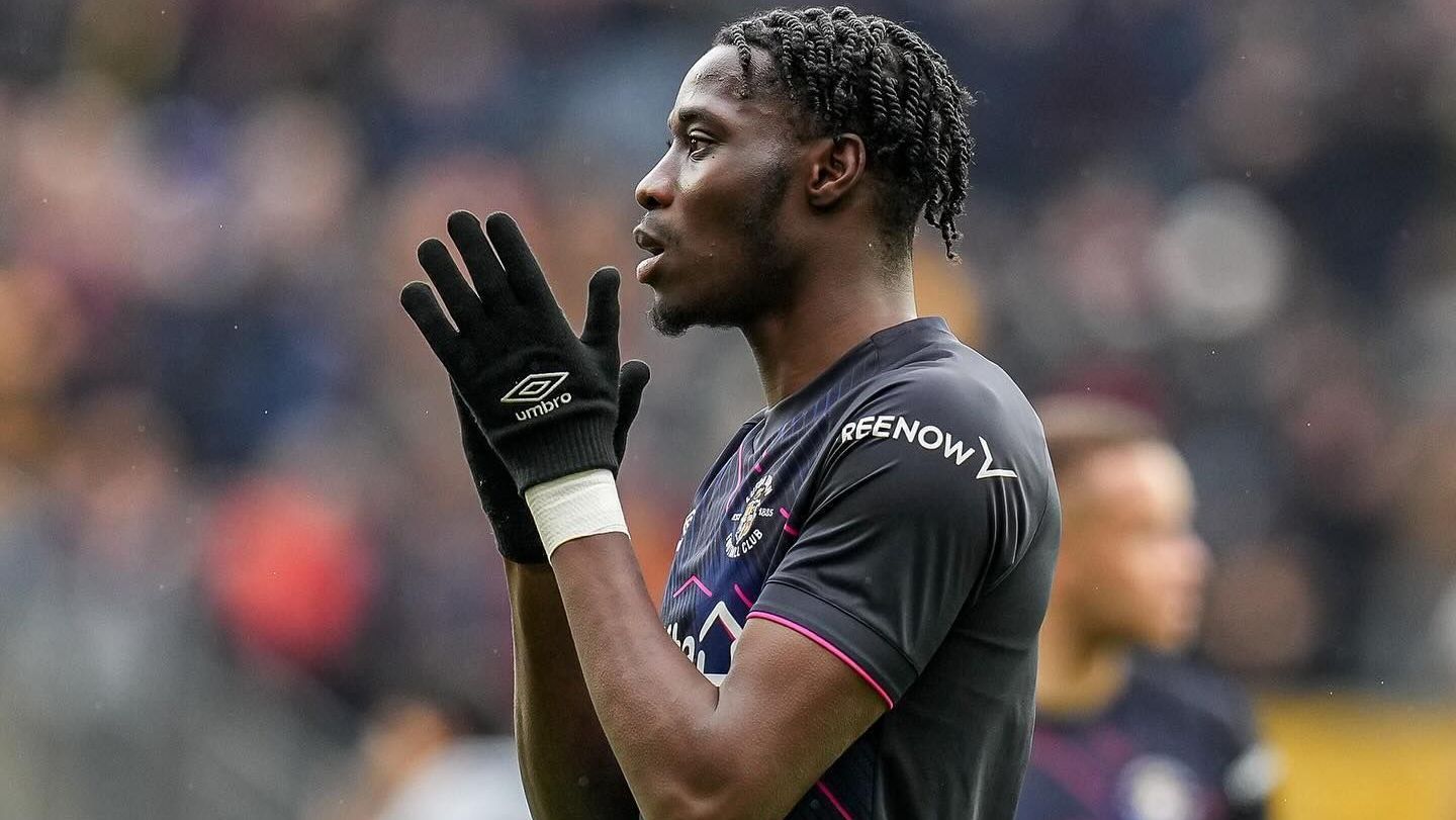 Elijah Adebayo, atacante do Luton Town vítima de racismo