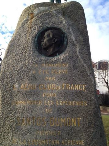 Perfil de Santos-Dumont e texto comemorativo do seu voo histórico abaixo do Ícaro • Miguel Nicolelis/Arquivo pessoal