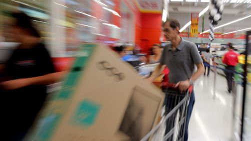 Clientes vão às compras em um supermercado