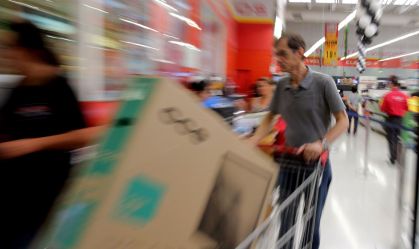 Vendas no varejo do Brasil recuam 0,4% em abril, diz IBGE