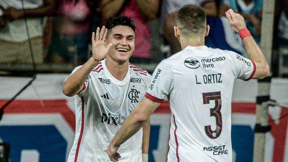 Alcaraz celebra o segundo gol do Flamengo contra o Bahia