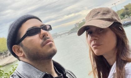 Alessandra Negrini posa ao lado do filho mais velho em Paris