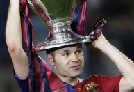 Ídolo do Barcelona, Iniesta recebe homenagem do Real Madrid