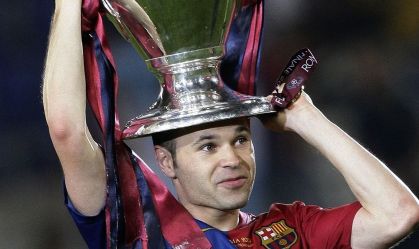 Ídolo do Barcelona, Iniesta recebe homenagem do Real Madrid