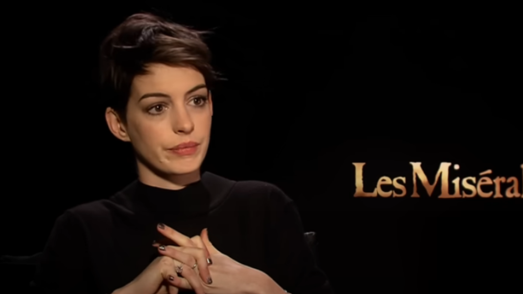 Anne Hathaway em trecho de entrevista difícil para a divulgação de "Os Miseráveis"