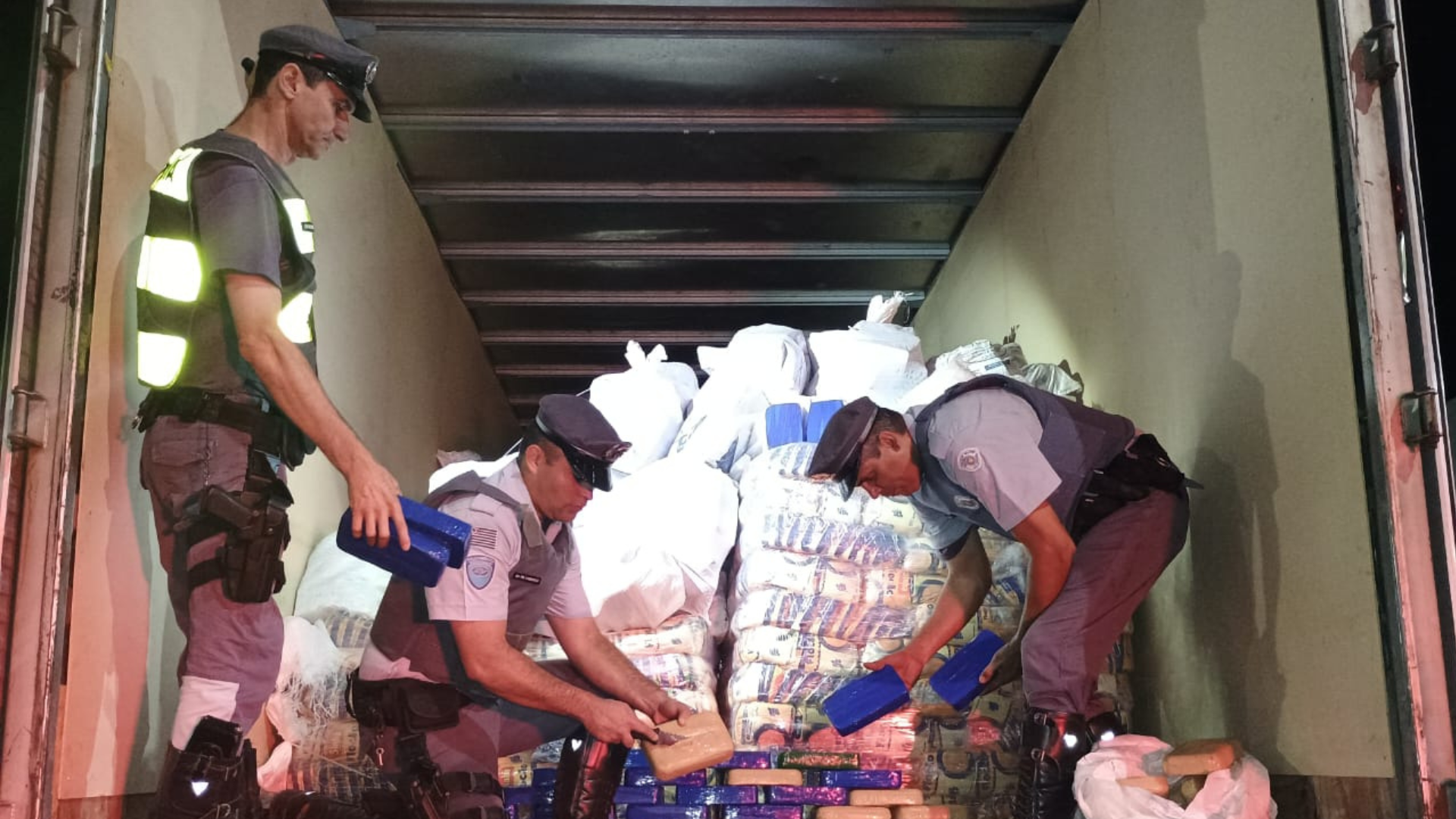 Homem é preso por transportar 832 kg de cocaína