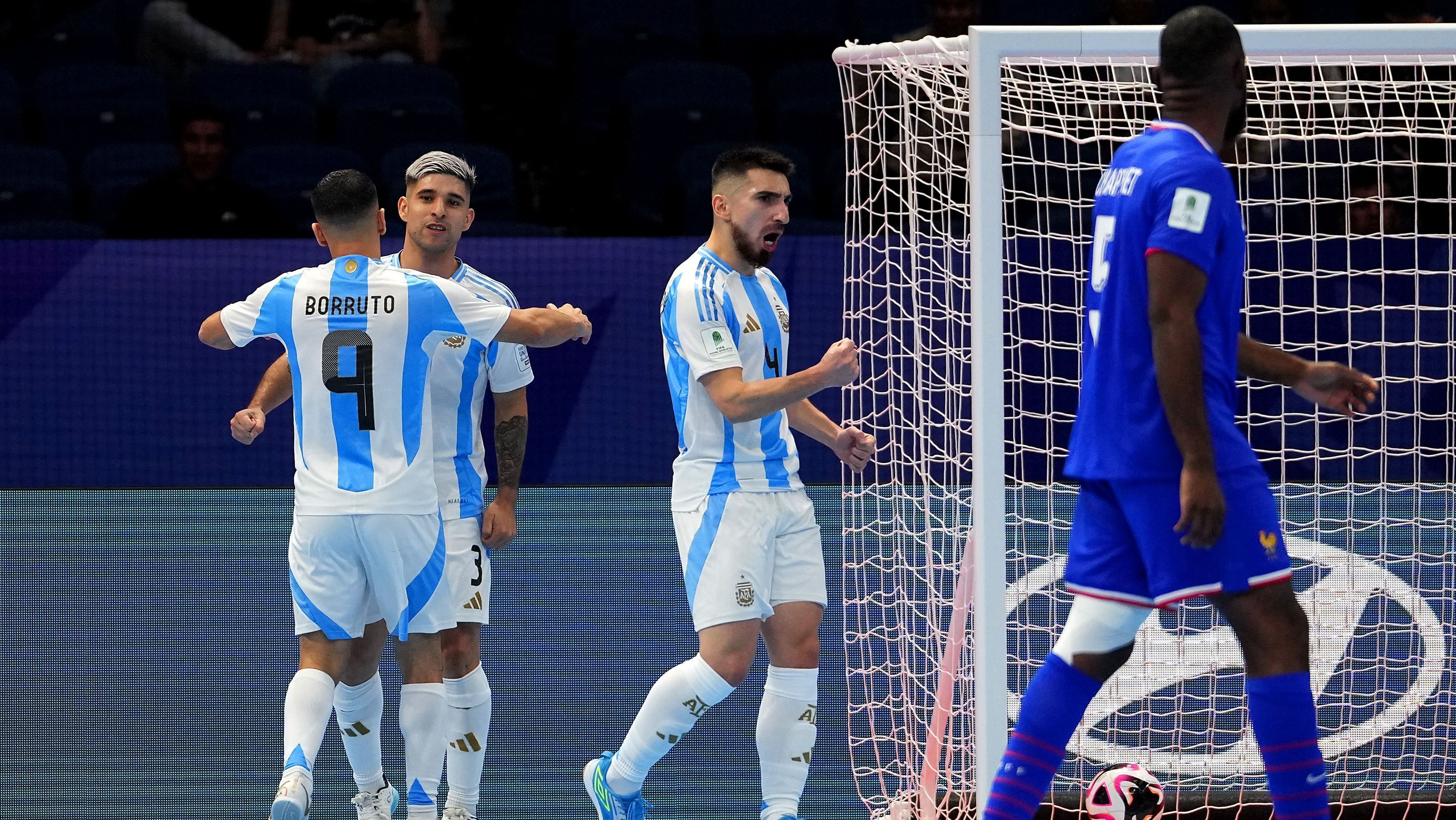 Jogadores da Argentina celebram um dos gols do duelo