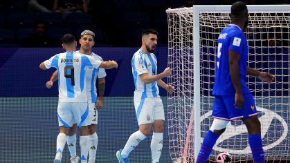 Jogadores da Argentina celebram um dos gols do duelo