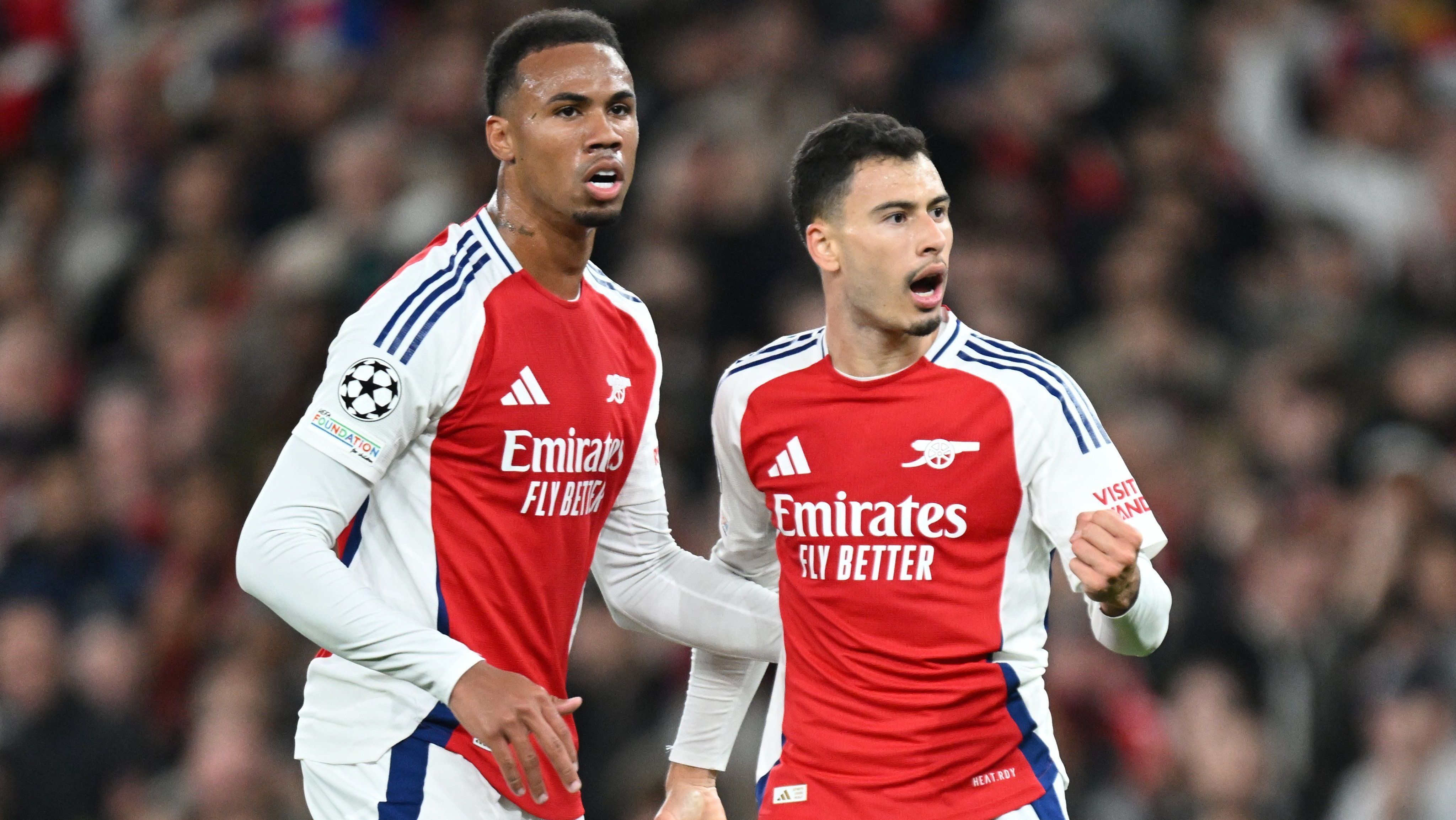 Gabriel Martinelli comemora com Gabriel Magalhães o gol do Arsenal sobre o Shakhtar