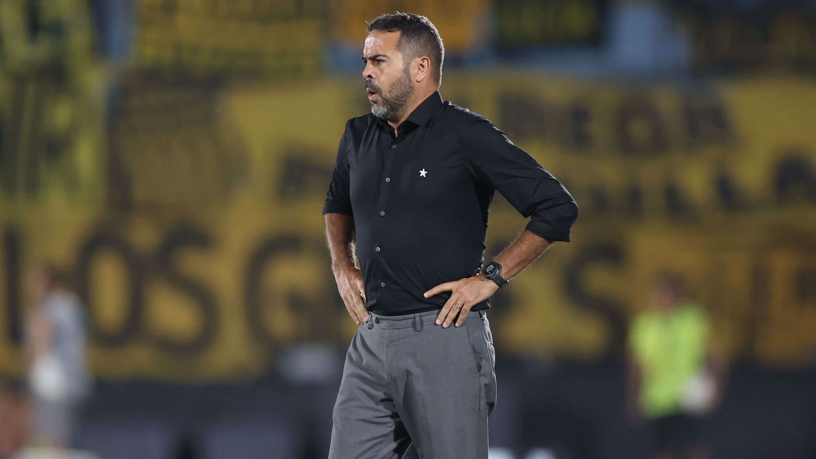Artur Jorge durante jogo entre Penarol e Botafogo pela Copa Libertadores no Estádio Centenario na última quarta-feira (30)