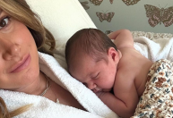 Ashley Tisdale celebra 1º mês de sua filha: "Tentando segurar cada momento"