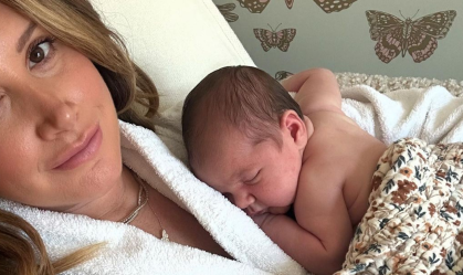Ashley Tisdale celebra 1º mês de sua filha: "Tentando segurar cada momento"