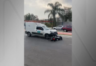 Vídeo: criminosos tentam assaltar equipe da Light e têm moto arrastada