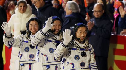 Os astronautas Cai Xuzhe, Song Lingdong e Wang Haoze participam de cerimônia de despedida antes da missão do voo espacial Shenzhou-19 para a estação espacial chinesa Tiangong, no Centro de Lançamento de Satélites de Jiuquan, província de Gansu, China