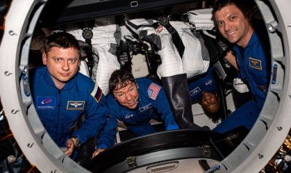Da esq. para dir., o cosmonauta da Roscosmos Alexander Grebenkin e os astronautas da Nasa Mike Barratt, Jeanette Epps e Matthew Dominick
