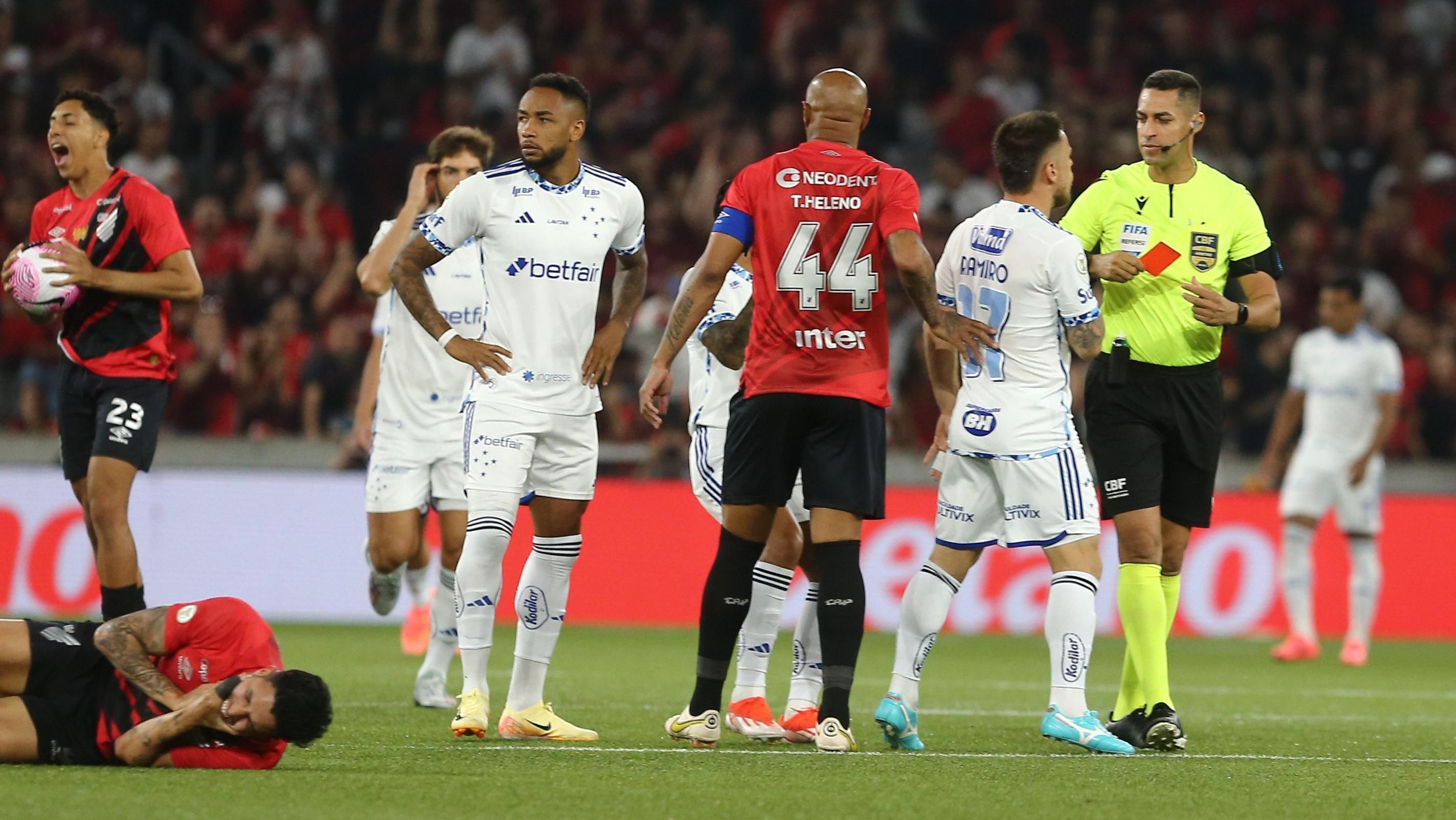 Rafa Silva foi expulso na derrota do Cruzeiro para o Athletico-PR