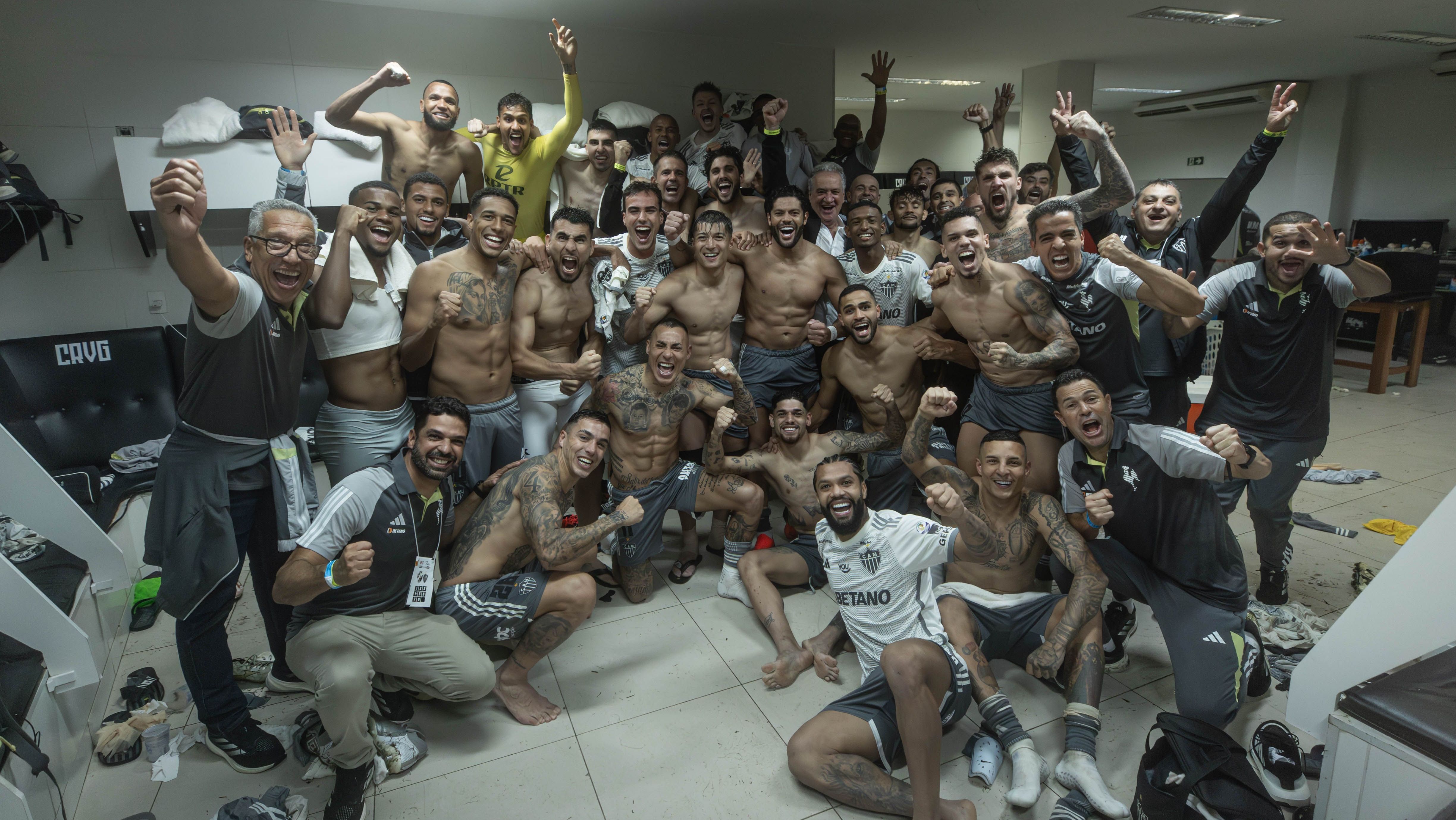 Elenco do Atlético-MG comemora classificação para a final da Copa do Brasil