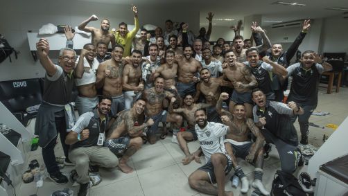 Elenco do Atlético-MG comemora classificação para a final da Copa do Brasil