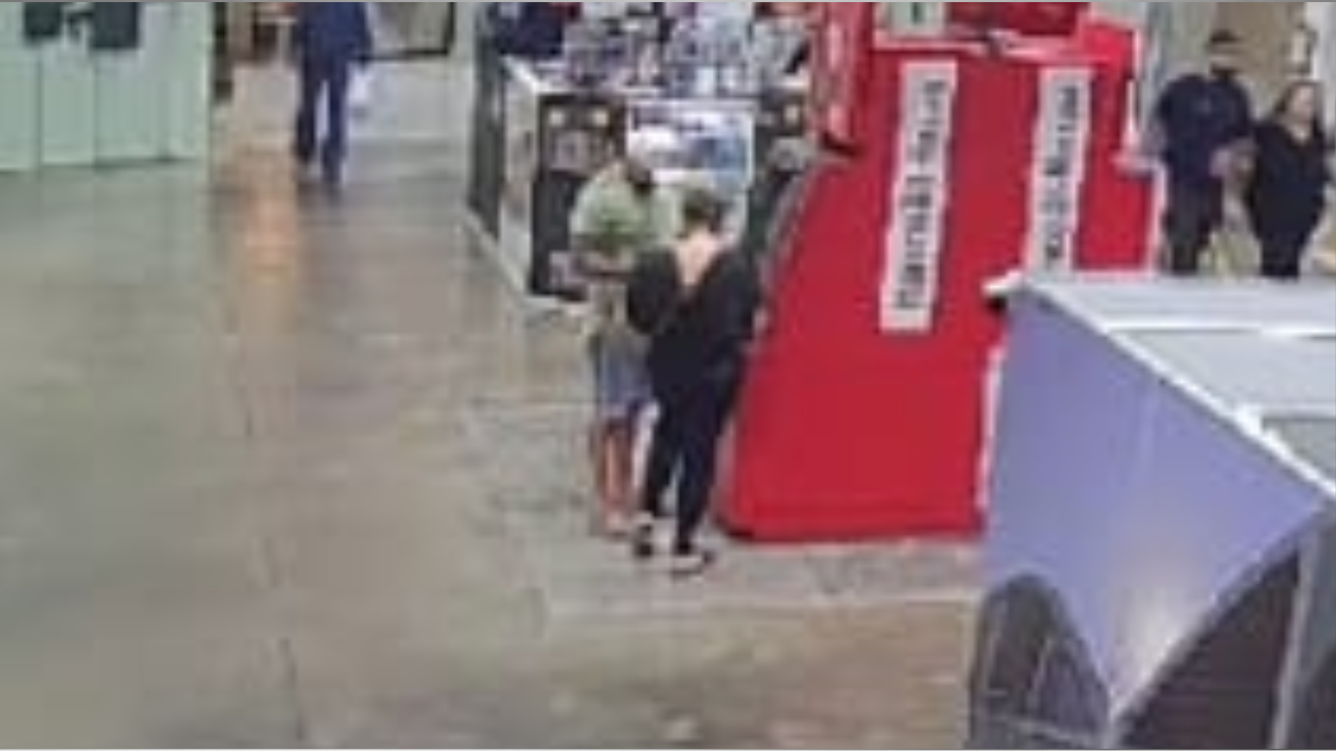 Casal usando cartão furtado