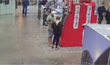 Casal usando cartão furtado