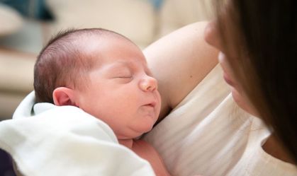 "Milkshake de cocô" melhora microbiota de bebês cesáreos, diz estudo