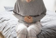 Por que a barriga ronca? Entenda as causas e veja como parar o barulho