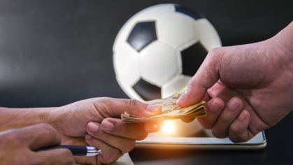Pessoa usa smartphone para apostas esportivas
