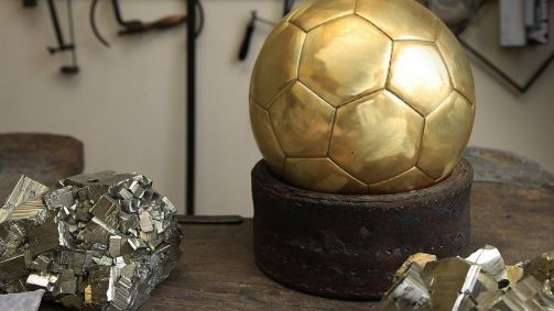 O prêmio da bola de ouro tem uma base feita do mineral pirita