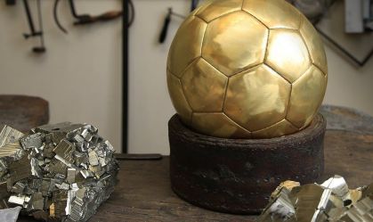 O prêmio da bola de ouro tem uma base feita do mineral pirita
