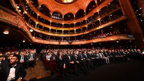 Plateia estrelada do Théâtre du Châtelet durante a Bola de Ouro 2024
