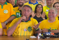 Bolsonaro diz não querer ver Michelle "envolvida em campanha", mas fala que ela pensa no Senado