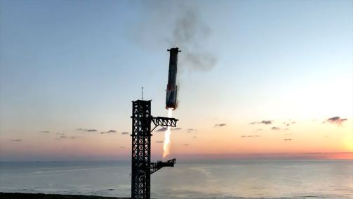 Propulsor do foguete Starship completa manobra de retorno para plataforma de lançamento após teste realizado pela SpaceX