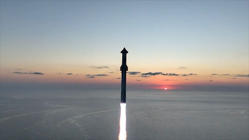 Propulsor do foguete Starship completa manobra de retorno para plataforma de lançamento após teste realizado pela SpaceX