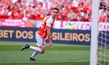 Rafael Borré anota o gol do Internacional sobre o Internacional