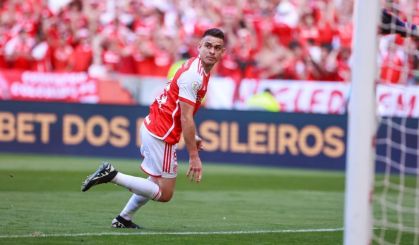 Rafael Borré anota o gol do Internacional sobre o Internacional